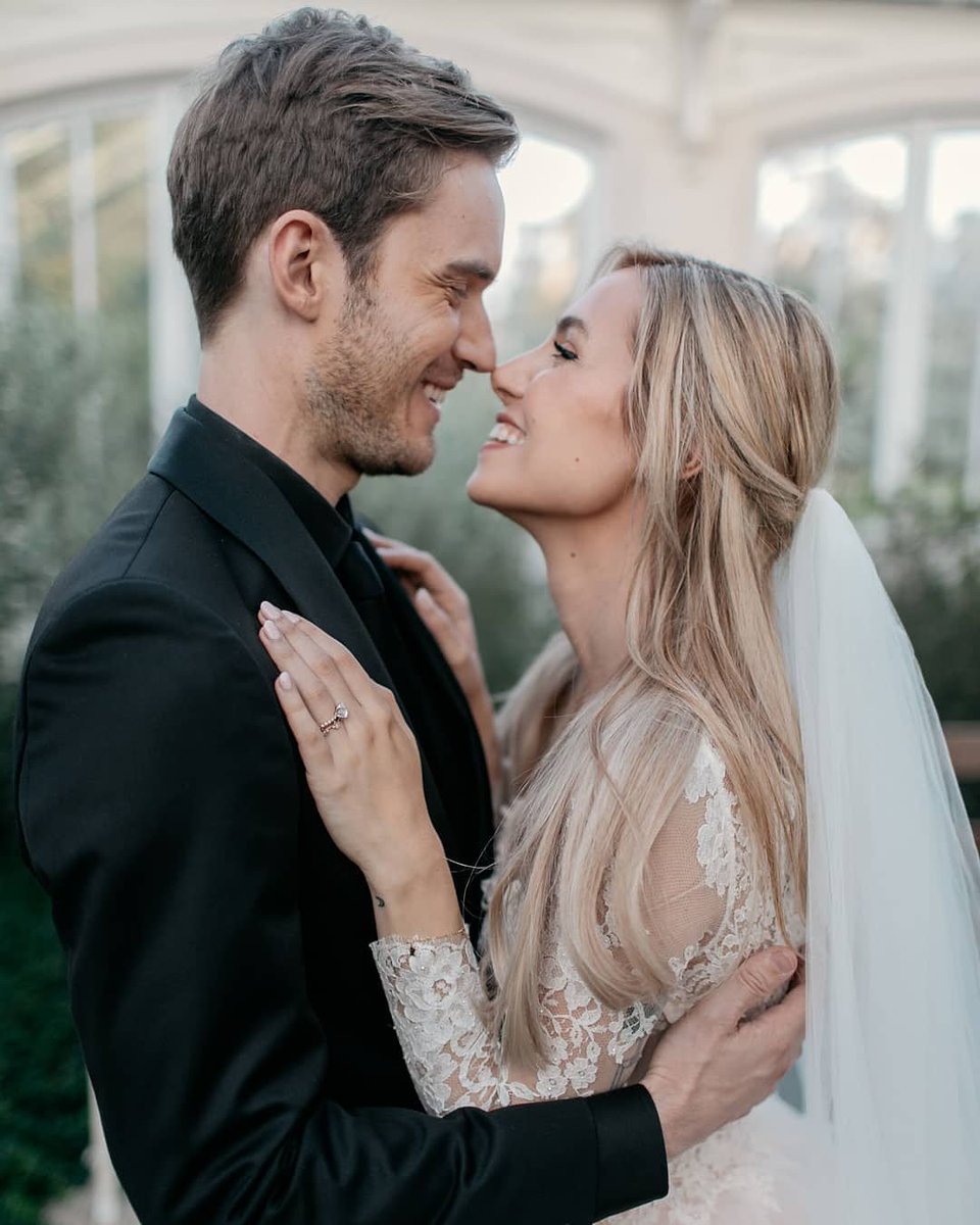 Mareyley's tweet photo. 💍🤵👰👑👑👑 my king and queen got married  @pewdiepie #pewdiepie #mariza #MelixWedding  #Melix https://t.co/X6m7pwbk9s