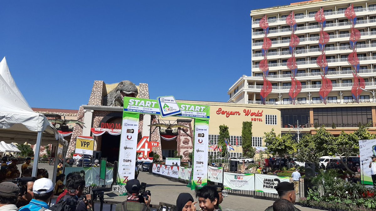 TourdeINA's tweet image. We're ready to start!
#TdI2019 #racetheelements #tourdindonesia #mahkotapromotion #bankbri