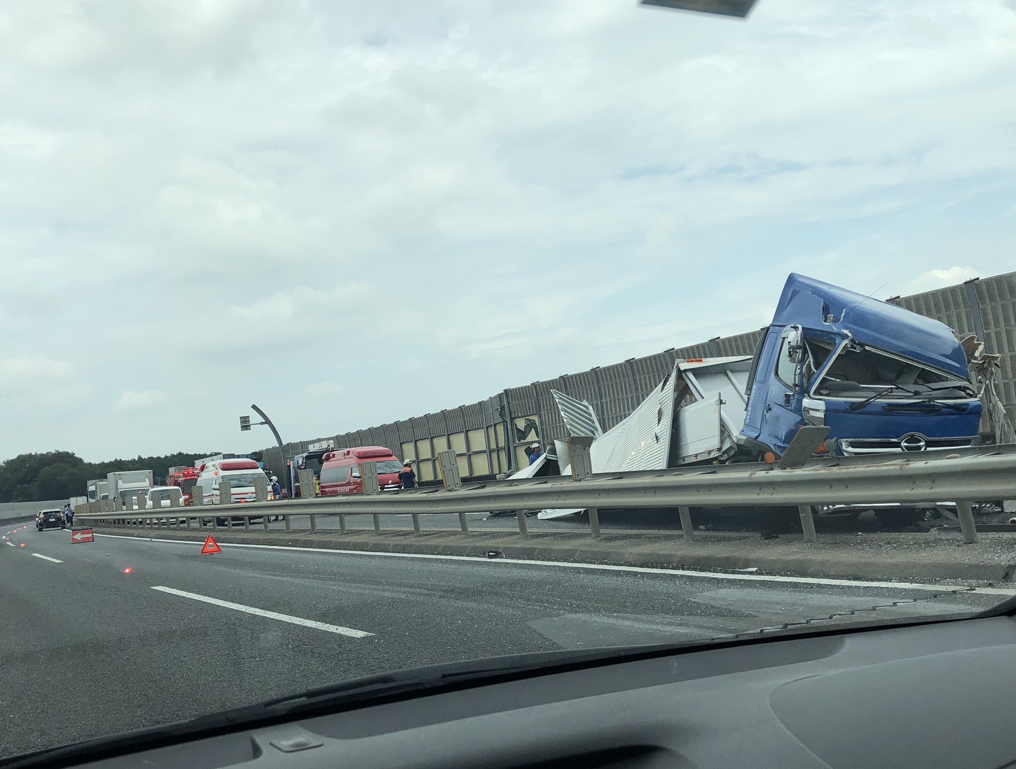 画像 圏央道、内回り、狭山パーキング付近で大きな事故。外回りから通ったけど、こちら側でも二台が破片を受けて