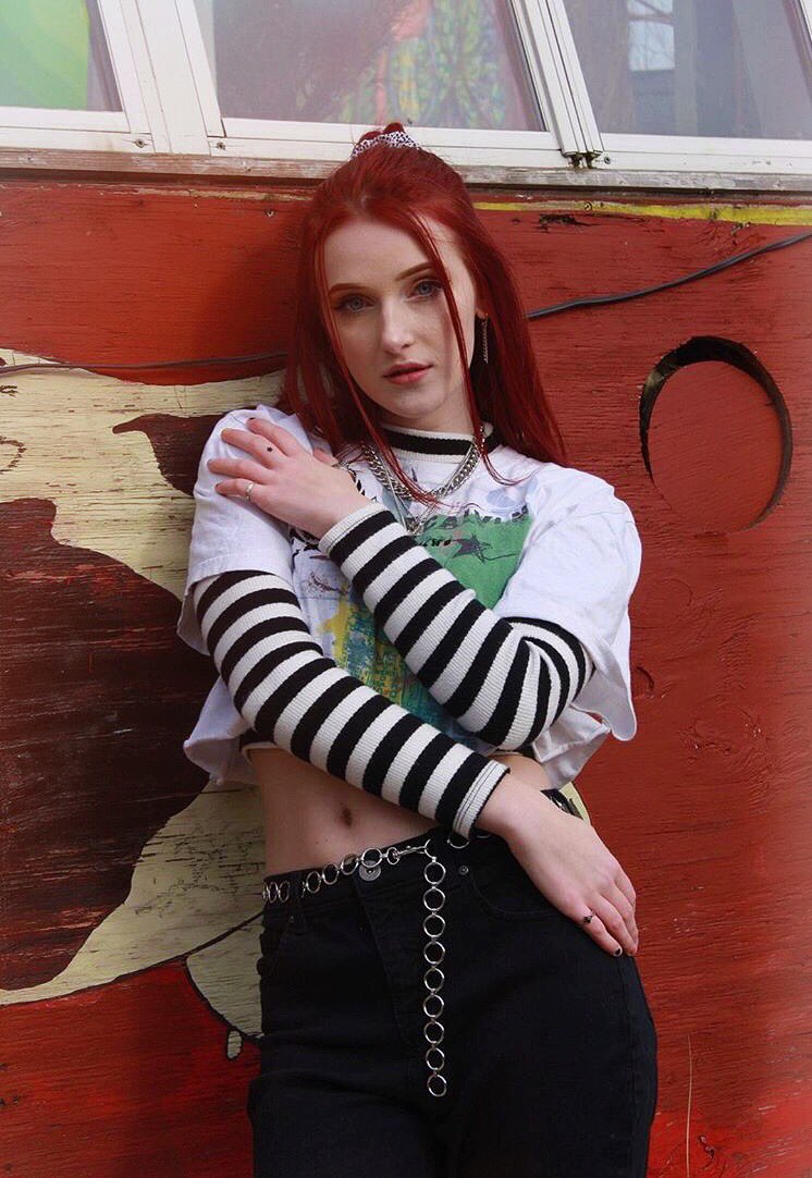 rileyp0608's tweet photo. posting these in hopes that a brand will somehow see them and want to hire me to model their clothing 🤷‍♀️ a girl can dream, right? 🤪😫 https://t.co/mfTCVdIRz8