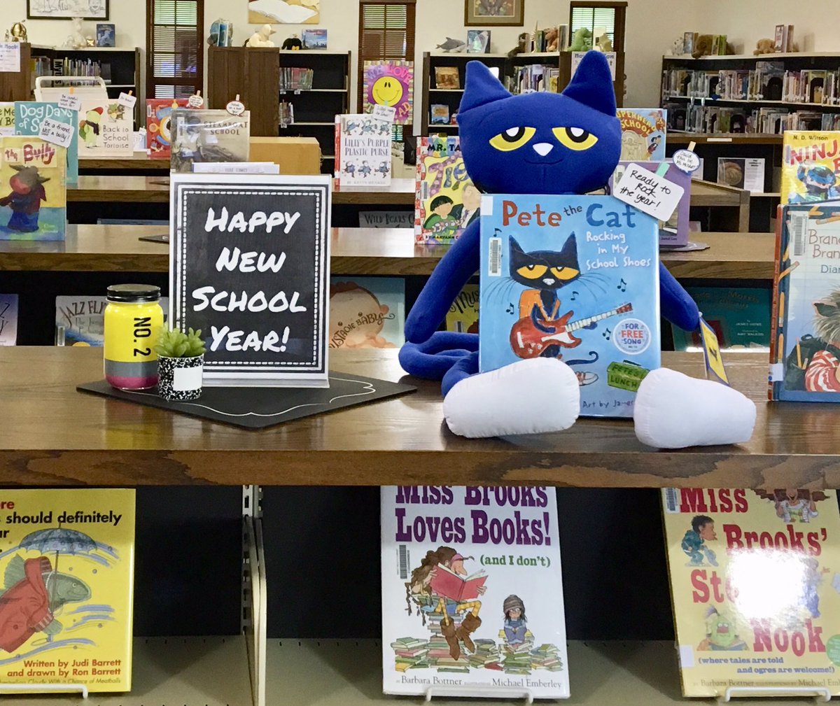 TheQuest4Books's tweet photo. The LS Library has “Hope” and “Joy” leading the way into a new school year and we are excited about all the greatness to come in The Kingdom of Books this year!#TVSReadsTogether#TVSRoyalReaders #Back2School2019 @StreetmanAmanda @_kirstenmurphy https://t.co/fNpRQ7IVqD