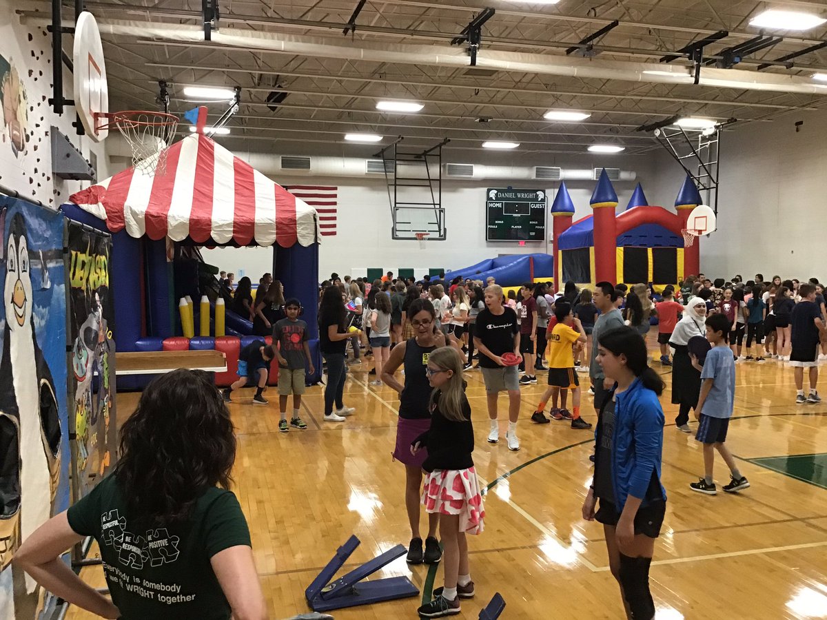 LongEDU's tweet photo. Step Wright Up DW! Today was a fabulous 1st day of school w/ our first ever #SEL carnival. Complete w/ an admin dunk tank! I loved meeting all of my new students &amp; seeing former students as well #engage103 #WeAreD103 #Edchat #mschat #BackToSchool2019 #DidYouGetPopcorn #Cpchat https://t.co/XbVkICndau