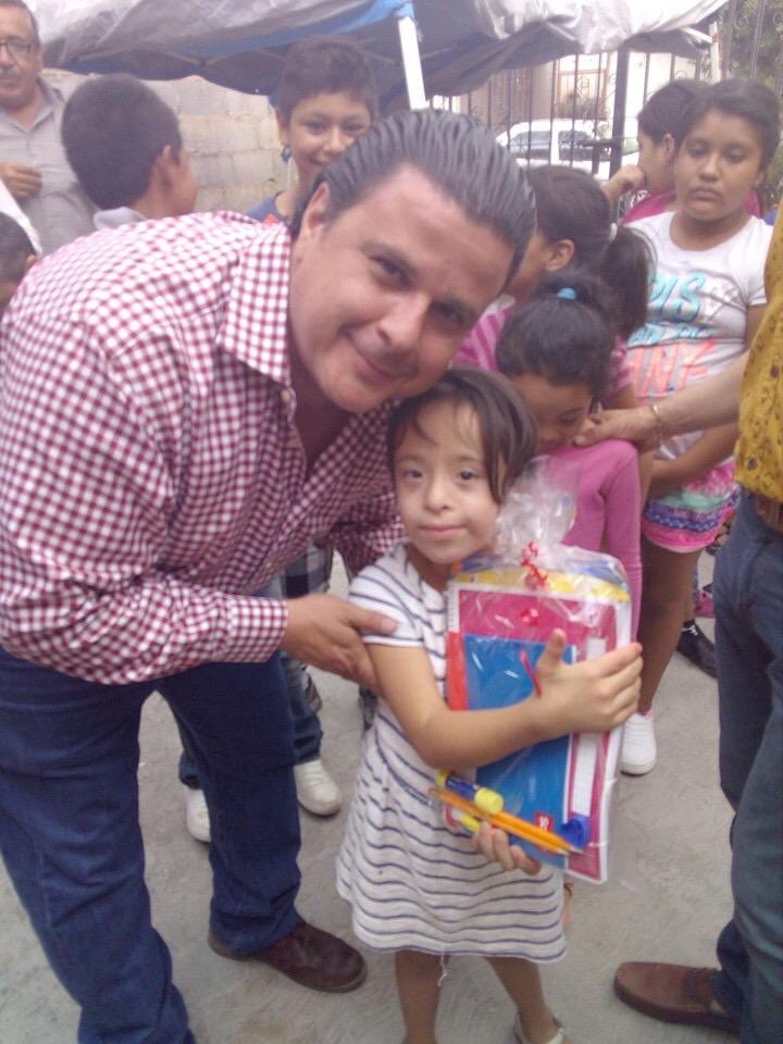 El equipo de <a href="/PRISaltillo/">PRI Saltillo</a>, que preside la Prof. <a href="/luciaazucena/">Azucena Ramos</a>; fuimos a entregar útiles escolares para los niños de la Col. Postal Cerritos.
Agradecido por la participación de la ciudadanía al reto de #AplicateConElPRI
#ElPRIdeHoy