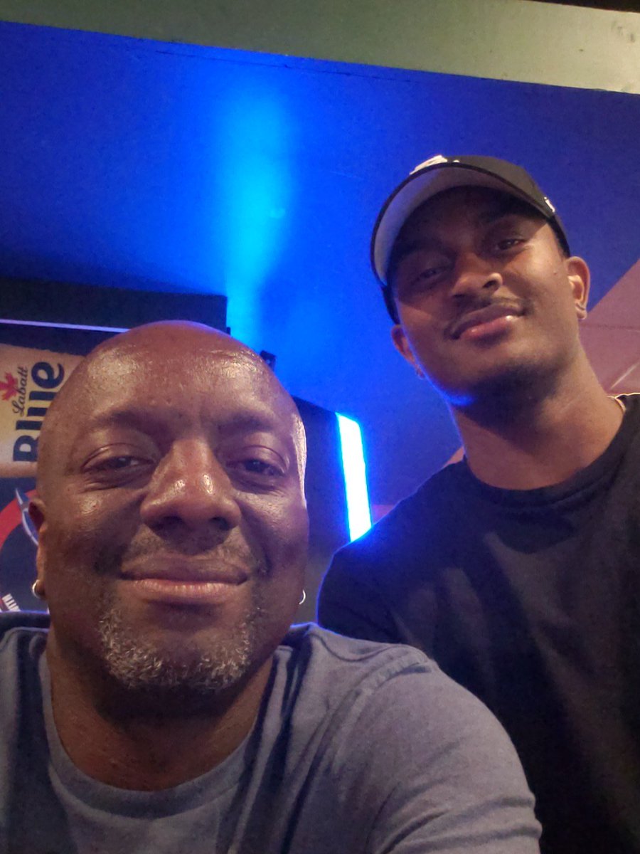 Eating wings with the youngest..
Hot as hellll..
Fireeeeee..