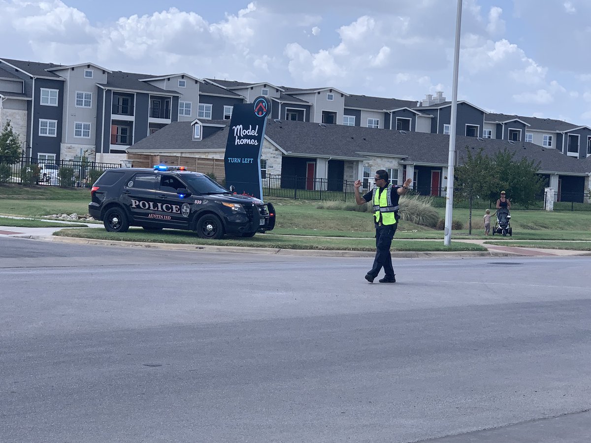 BlazierBlueJay's tweet photo. BIG SHOUT out to @AISDPolice Officer Perez today for directing traffic for our @BlazierBlueJay community during arrival and dismissal! 😁 It was a hot one today! 🌞 Thanks for keeping us safe! @AISDSupt @AkinsAISD https://t.co/rS38OT6P3o