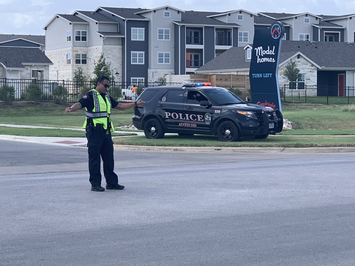 BlazierBlueJay's tweet photo. BIG SHOUT out to @AISDPolice Officer Perez today for directing traffic for our @BlazierBlueJay community during arrival and dismissal! 😁 It was a hot one today! 🌞 Thanks for keeping us safe! @AISDSupt @AkinsAISD https://t.co/rS38OT6P3o