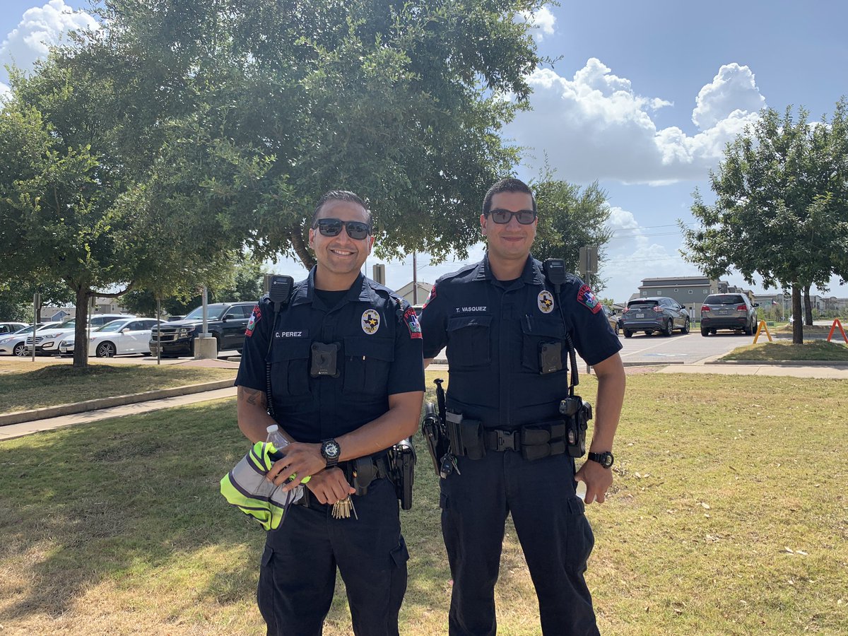 BlazierBlueJay's tweet photo. BIG SHOUT out to @AISDPolice Officer Perez today for directing traffic for our @BlazierBlueJay community during arrival and dismissal! 😁 It was a hot one today! 🌞 Thanks for keeping us safe! @AISDSupt @AkinsAISD https://t.co/rS38OT6P3o