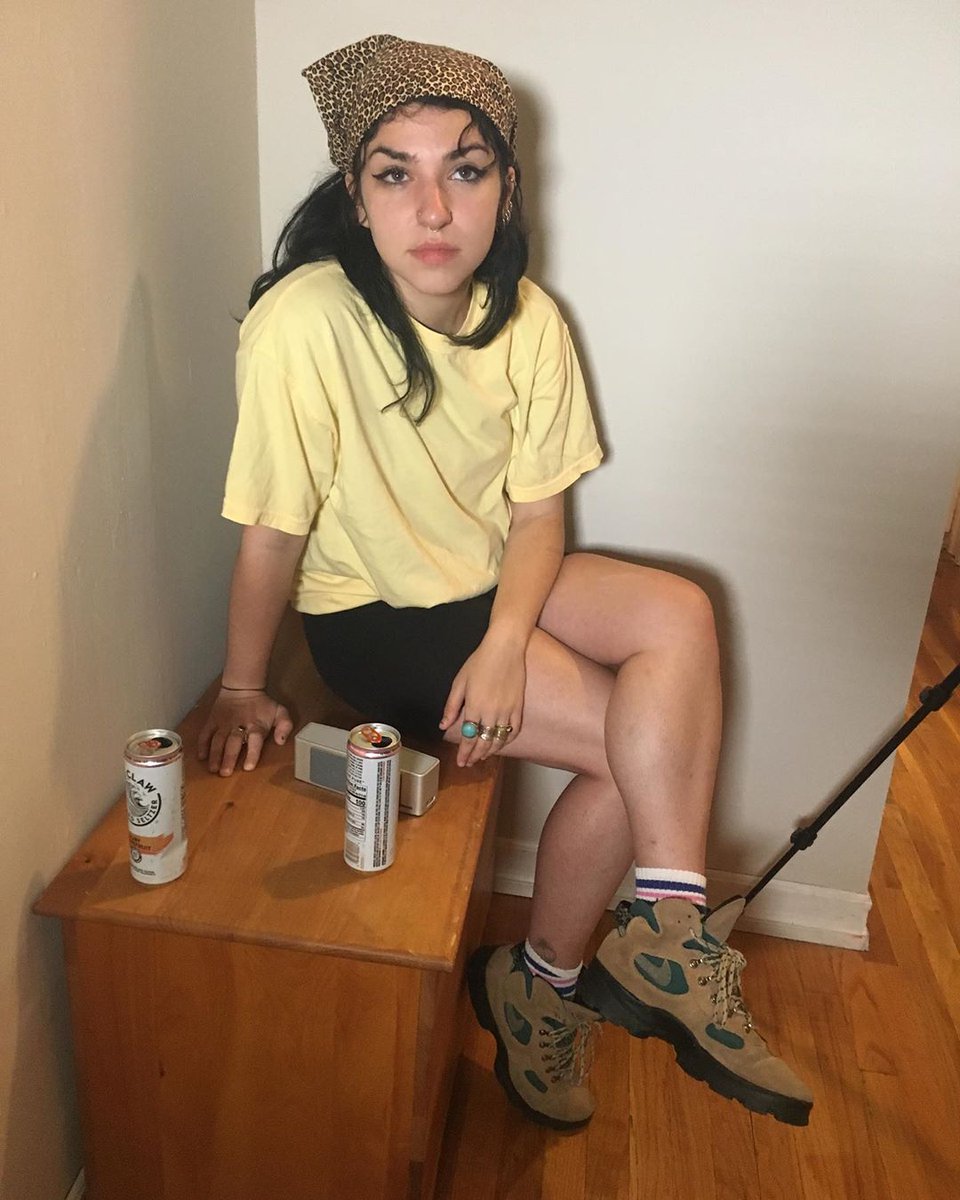 RootsFloating's tweet photo. warning: the vocal melodies on this track can and will get stuck in your head 😂 Suciapath has an authentic style debatably incomparable to any other artist out there, and her vocals feel like spreading butter on toast 🙏 https://t.co/PBr7hEGvvh #newmusic #newartist https://t.co/dnUdVuVHNC