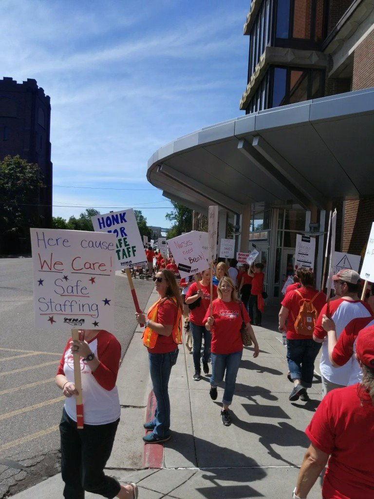 mayouduluth's tweet photo. Proud to stand in solidarity with our local nurses on the informational picket line today! Nurses support us, so we support them! #MNA #mightymightynurses https://t.co/KjJys2fWS6