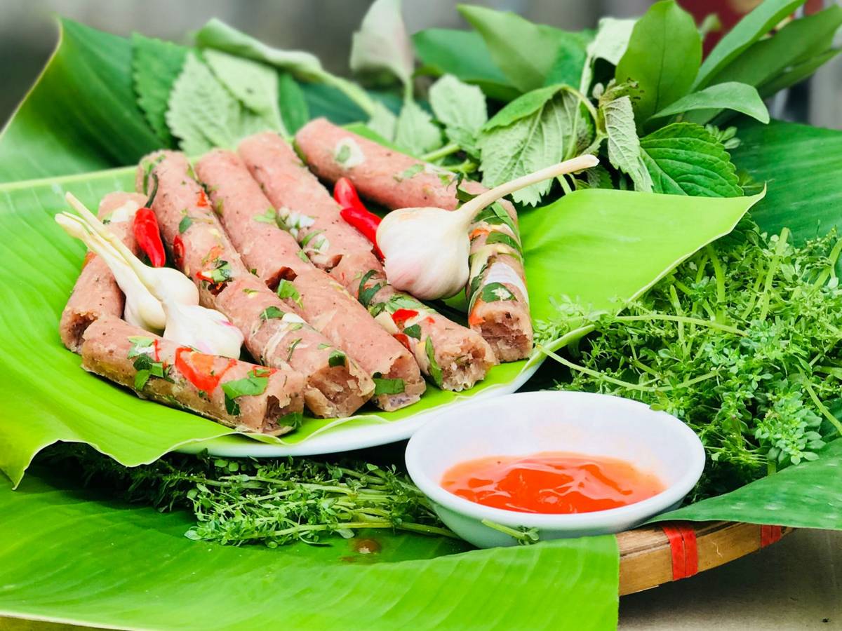 MyanmarTouching's tweet photo. When coming to Thanh Hoa, visitors definitely enjoy “nem chua�� cuisine here. The dish is made from lean meat, pork, garlic, pepper, oyster and lentils.
#indochinamyanmar #indochina #myanmar #thanhhoa #food #nemchua #vietnam https://t.co/GRJ3Wk3GpG