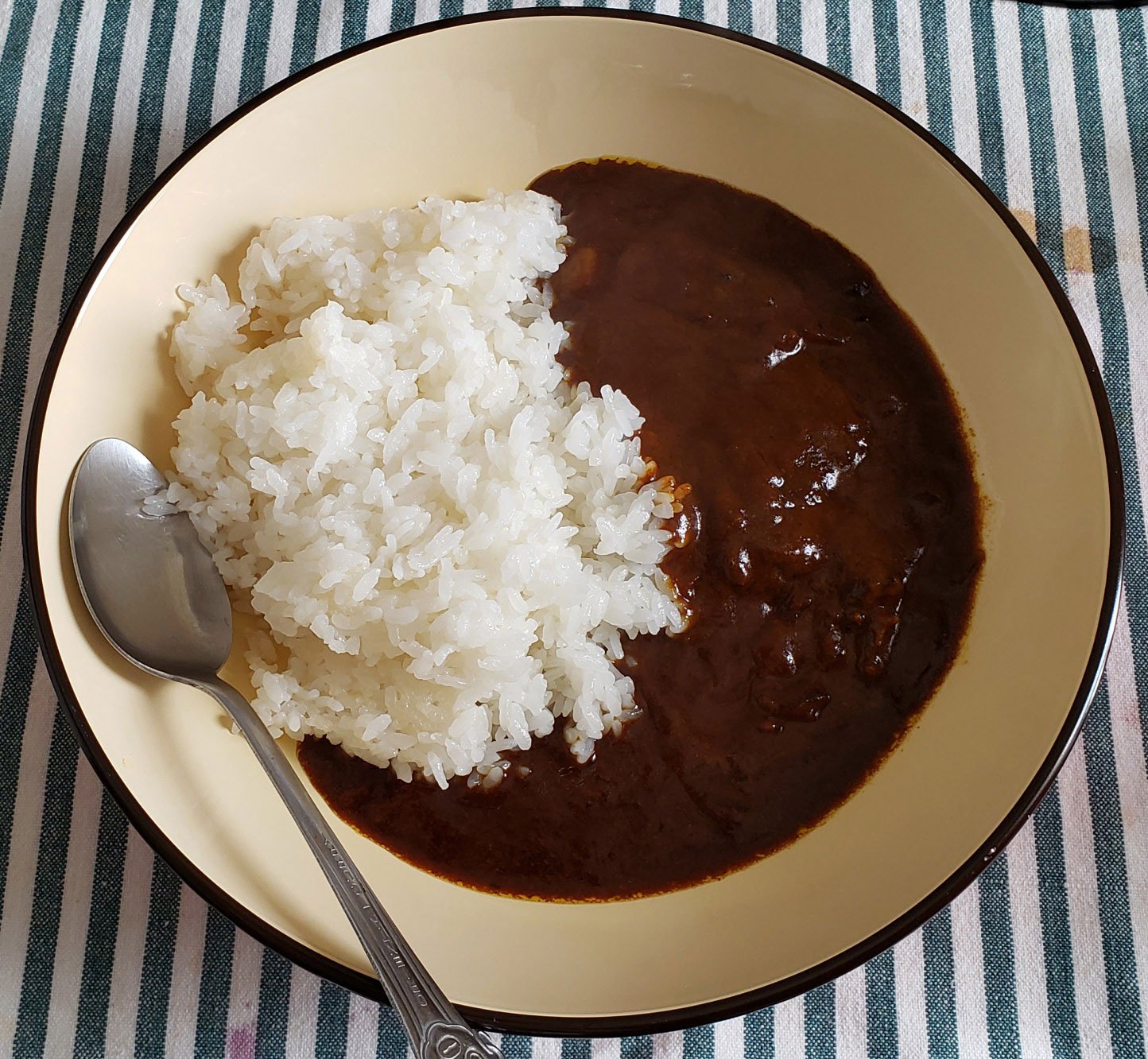 アニメツーリズム協会 じゅんれいちゃん 今日は東京都杉並区から The 井ノ頭カレー を紹介しちゃいます 杉並区限定発売のご当地カレーでパッケージは女子美術大学と連携したデザインなのです おしゃれですよね レトルトカレーでは