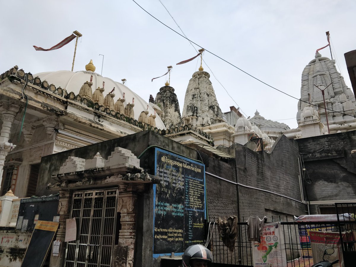 These are the shikharas of the Suraj Mandan Parshwanath Jain temple. The city of Surat is said to be named Surajpur after this Suraj Mandan Parshwanath. It then changed to  #Surat. We couldn't visit inside as it was closed for the day.  #maproute  #jain
