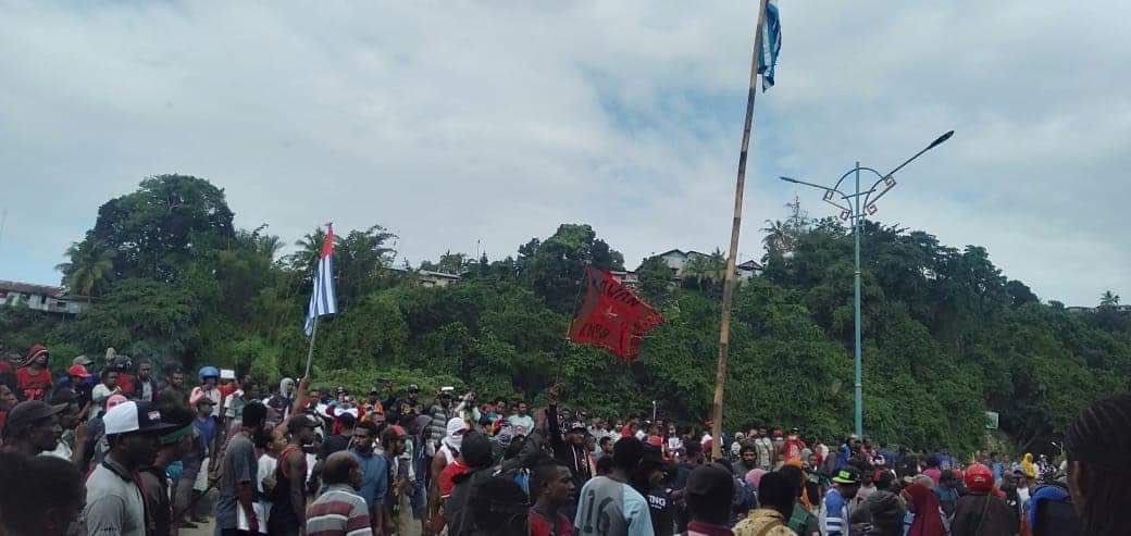 VeronicaKoman's tweet photo. 21/8/19 Fakfak, West Papua
Aksi berlangsung di Papua untuk hari ketiga. Bintang Kejora berkibar.
Protest continues for three consecutive days. The Morning Star is raised. https://t.co/JYP5YT3c2h