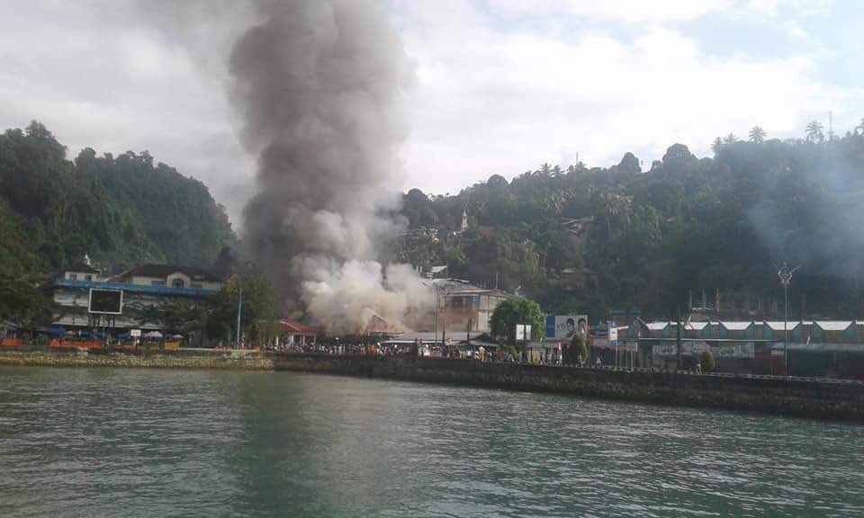 VeronicaKoman's tweet photo. 21/8/19 Fakfak, West Papua
Aksi berlangsung di Papua untuk hari ketiga. Bintang Kejora berkibar.
Protest continues for three consecutive days. The Morning Star is raised. https://t.co/JYP5YT3c2h