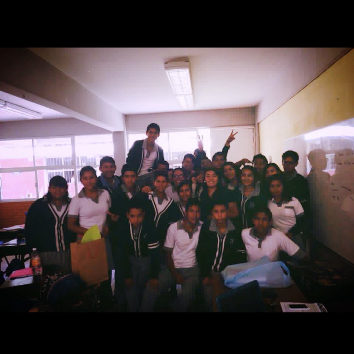 MarijoCastill's tweet photo. Extraño a mis últimos alumnos cuando vivía en México!! (Encuéntrenme entre esos grandotes) 
#losmejores #secundaria #recordaresvolveravivir  
#conelloshicemitesis https://t.co/dyJ1BbL0Hs