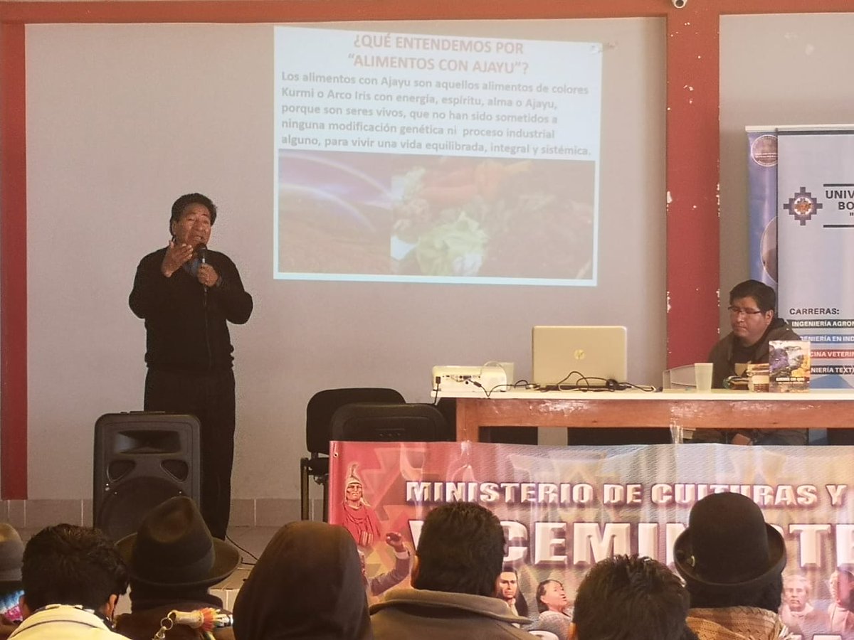 descolonizando's tweet photo. #MinCulturasBolivia 
#HOY. Cancio Mamani López, en el marco de la Descolonización de la Alimentación y fortalecimiento de la identidad cultural, compartió saberes y conocimientos milenarios con 200 estudiantes de la Carrera de Ingeniería Agromomica de la UNIBOL AYMARA.@cambio_bo https://t.co/DhbVJxKceT