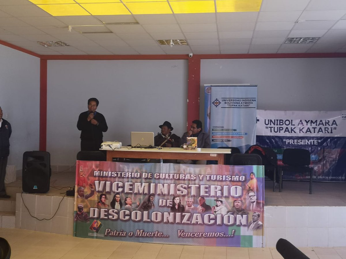 descolonizando's tweet photo. #MinCulturasBolivia 
#HOY. Cancio Mamani López, en el marco de la Descolonización de la Alimentación y fortalecimiento de la identidad cultural, compartió saberes y conocimientos milenarios con 200 estudiantes de la Carrera de Ingeniería Agromomica de la UNIBOL AYMARA.@cambio_bo https://t.co/DhbVJxKceT