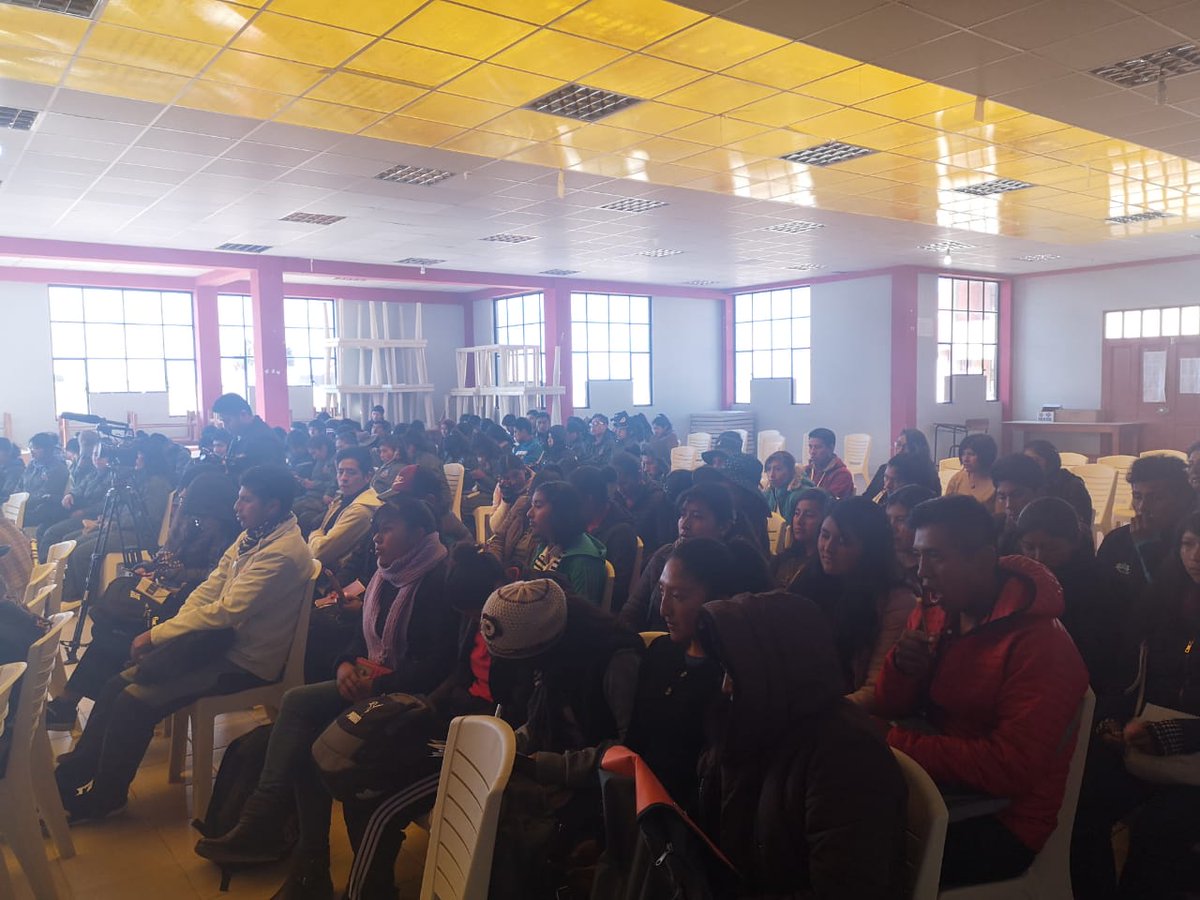 descolonizando's tweet photo. #MinCulturasBolivia 
#HOY. Cancio Mamani López, en el marco de la Descolonización de la Alimentación y fortalecimiento de la identidad cultural, compartió saberes y conocimientos milenarios con 200 estudiantes de la Carrera de Ingeniería Agromomica de la UNIBOL AYMARA.@cambio_bo https://t.co/DhbVJxKceT