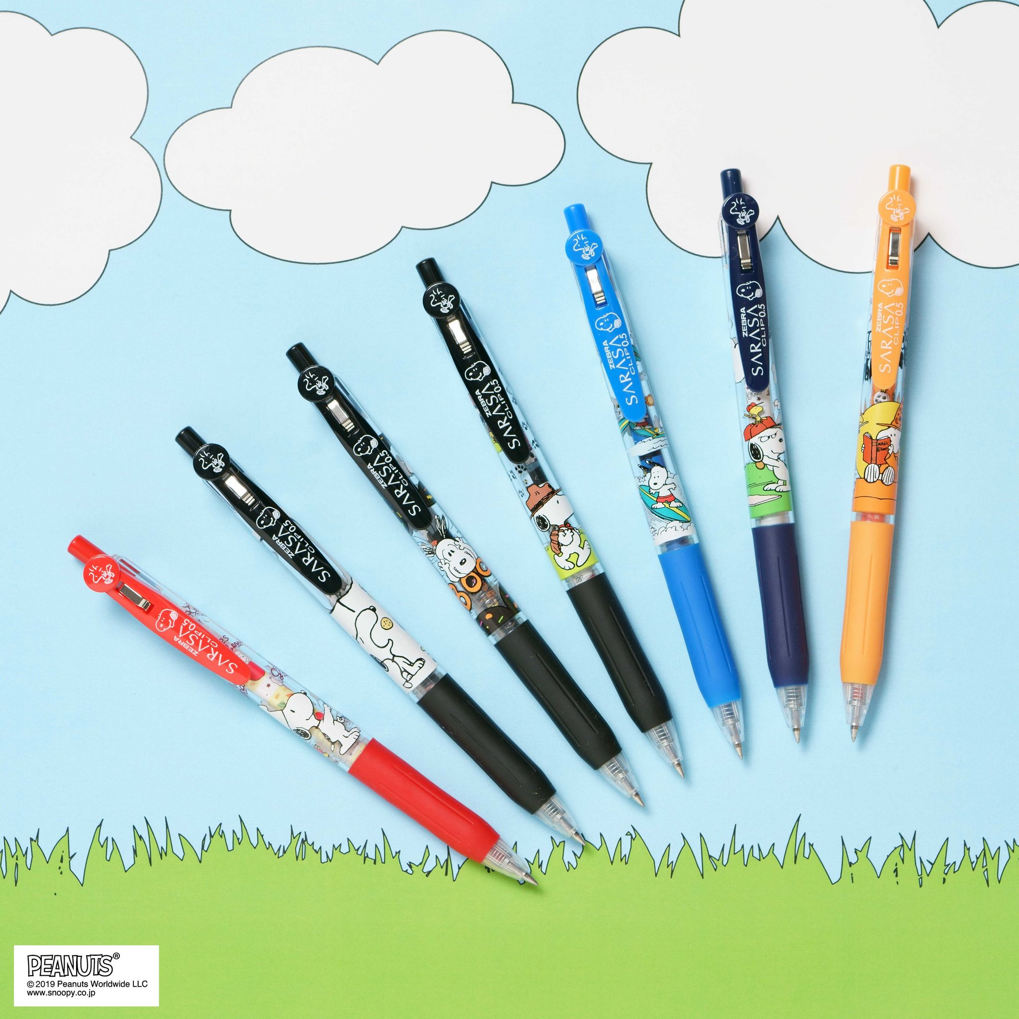 ゼブラ サラサクリップに大人気の スヌーピー デザイン 税込 216 が数量限定で登場 オレンジ色はハロウィンデザインになってるよ また２種類の 4色セット 税込 864 だけに入っている限定色があるからこちらもチェックしてね
