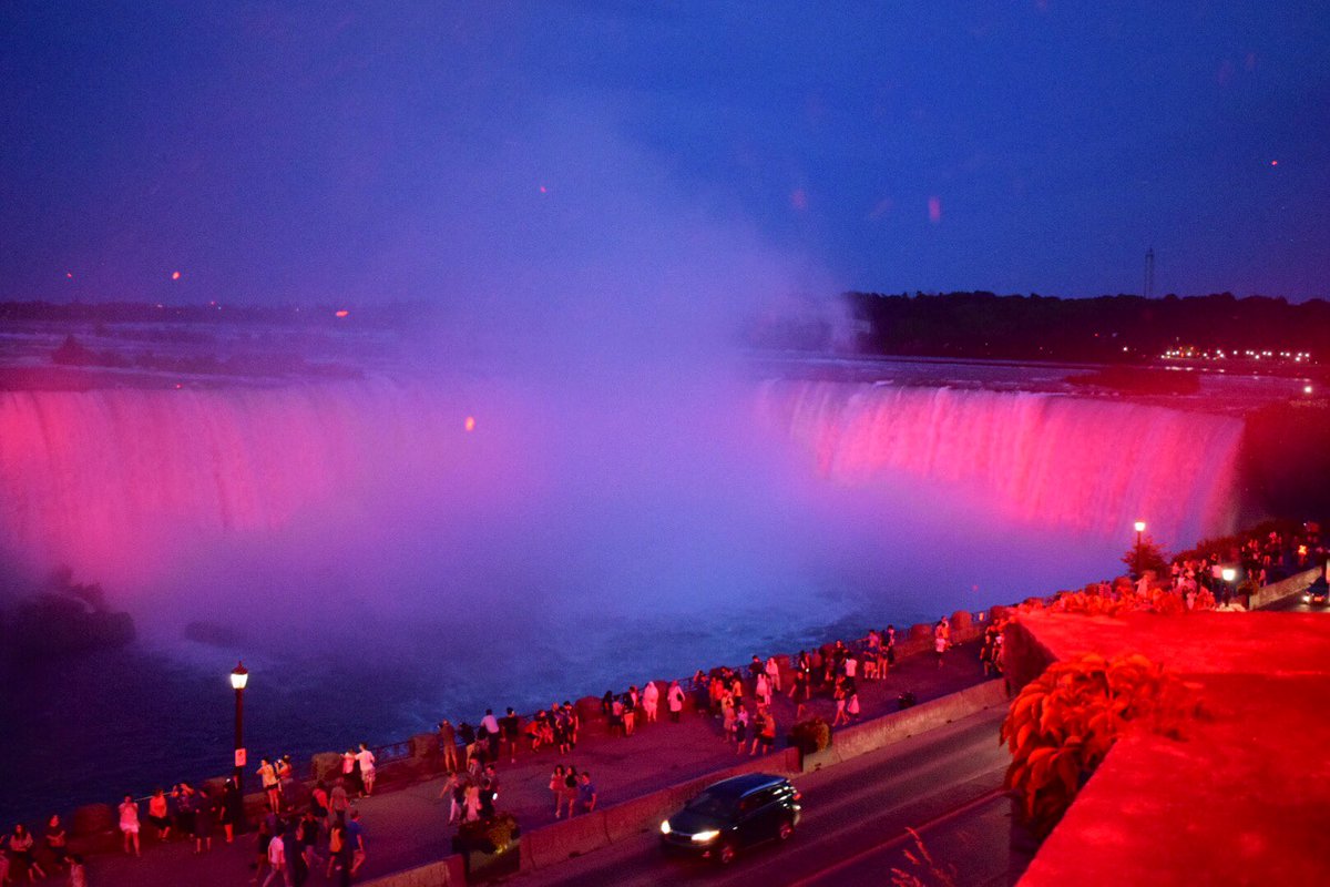 melaniejoly's tweet photo. Tonight we lit up Niagara Falls. Guess what colour we chose? 🔴 Ce soir, nous avons illuminé les chutes de Niagara. Devinez quelle couleur nous avons choisie? https://t.co/p1DL7gnk8n