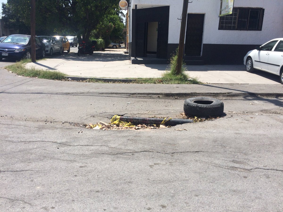 Inmenso #bache ubicado en la calle de Leandro Valle esquina con Aldama! Es un peligro Para quienes circulen por ahí <a href="/JZERMENOI/">Jorge Zermeño Infante</a> <a href="/ServPubTorreon/">Servicios Públicos Torreón</a> <a href="/simas_torreon/">Simas Torreón</a> <a href="/MunicipioTRC/">Municipio de Torreón</a> #Torreón