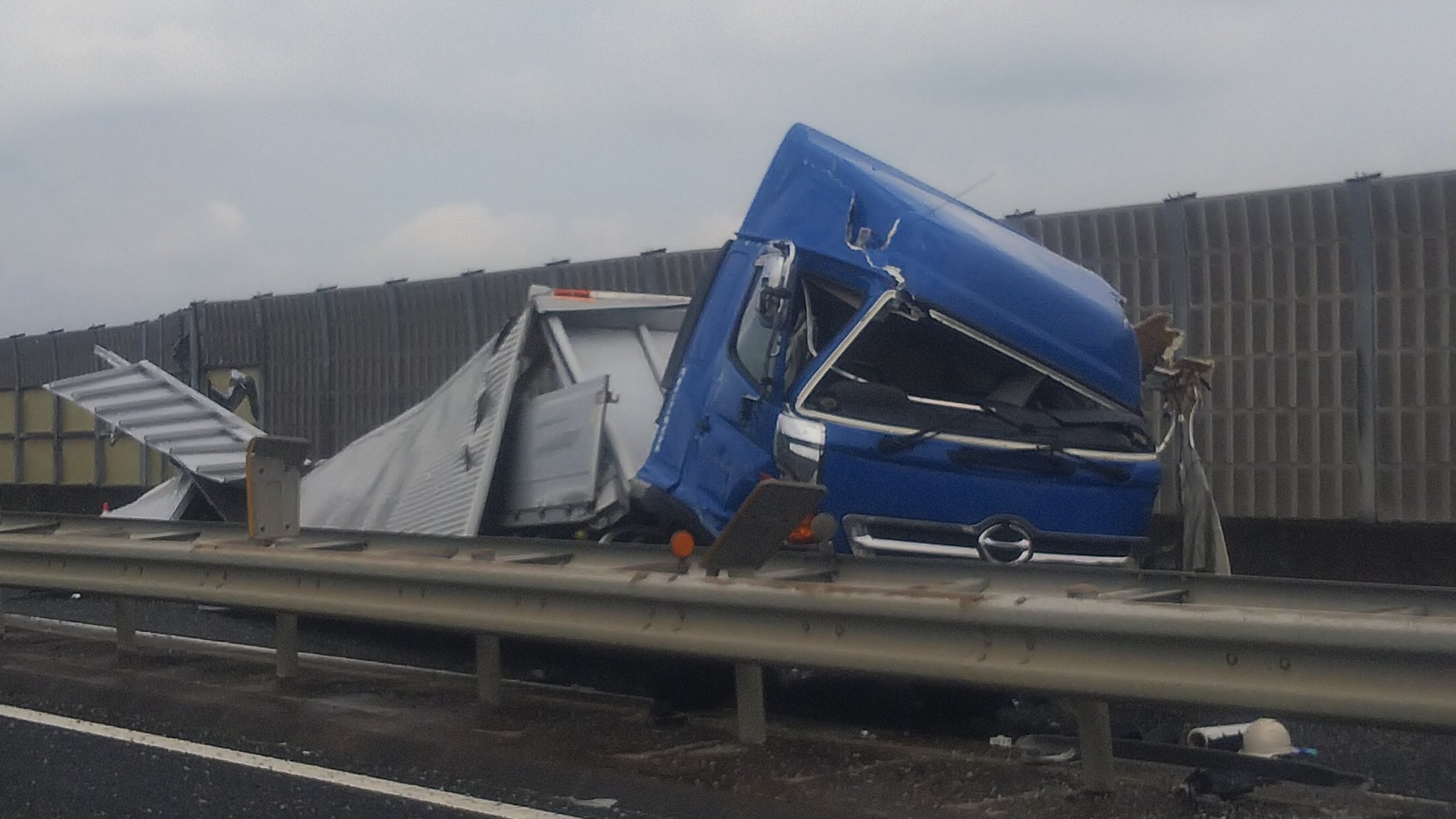 圏央道で交通事故 狭山pa付近でトラック大破 通行止めで大渋滞が発生 ニュース速報japan