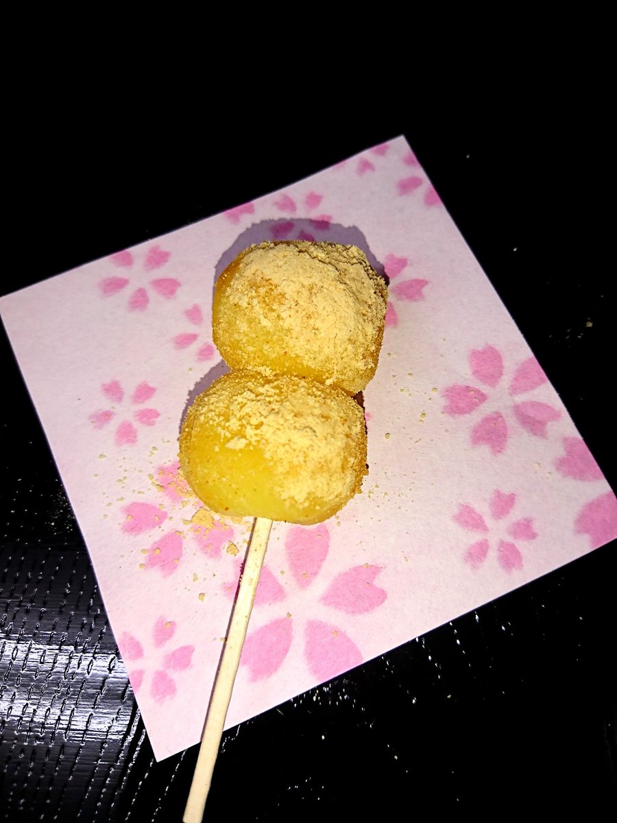 綱島よつばだんご こんにちは 磯辺焼き もうすぐ焼けます そのままでも 温めなおすとやわらかくモチモチ 本日当店でお買い上げいただいた方に きびきなこ のちびだんごをプレゼント 試食も用意してます お気軽にお立ち寄りくださいね