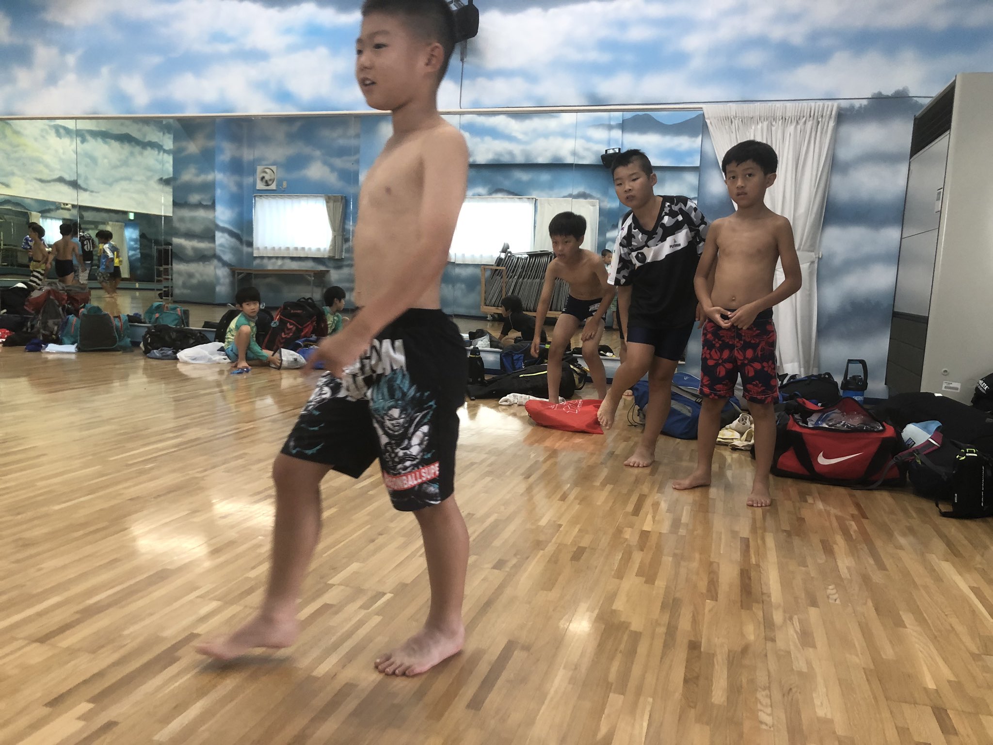 少年 着替え 【波崎サマーキャンプ＿初日】 ビーチサッカーやるから着替えてと言ったのに、完全に海水浴モード…。もちろん、ビーチサッカーをみっちりやりました。実は、このビーチサッカーがカテゴリー分けに関わっています！  https://t.co ...
