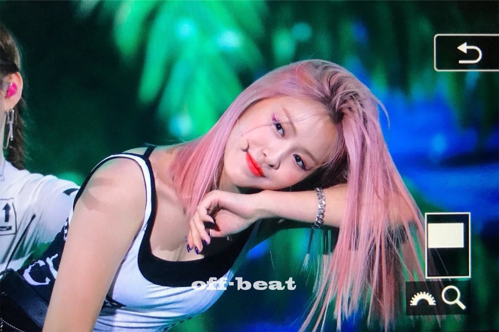 anymilfs's tweet photo. um hi 👩‍❤️‍💋‍👩 its jessie @luvcorejin i didnt get s worded or anything i jus wanted a new acc without my 2014 het4danhowell tweets so<3 follow back juiceyo https://t.co/UGnwczasr3