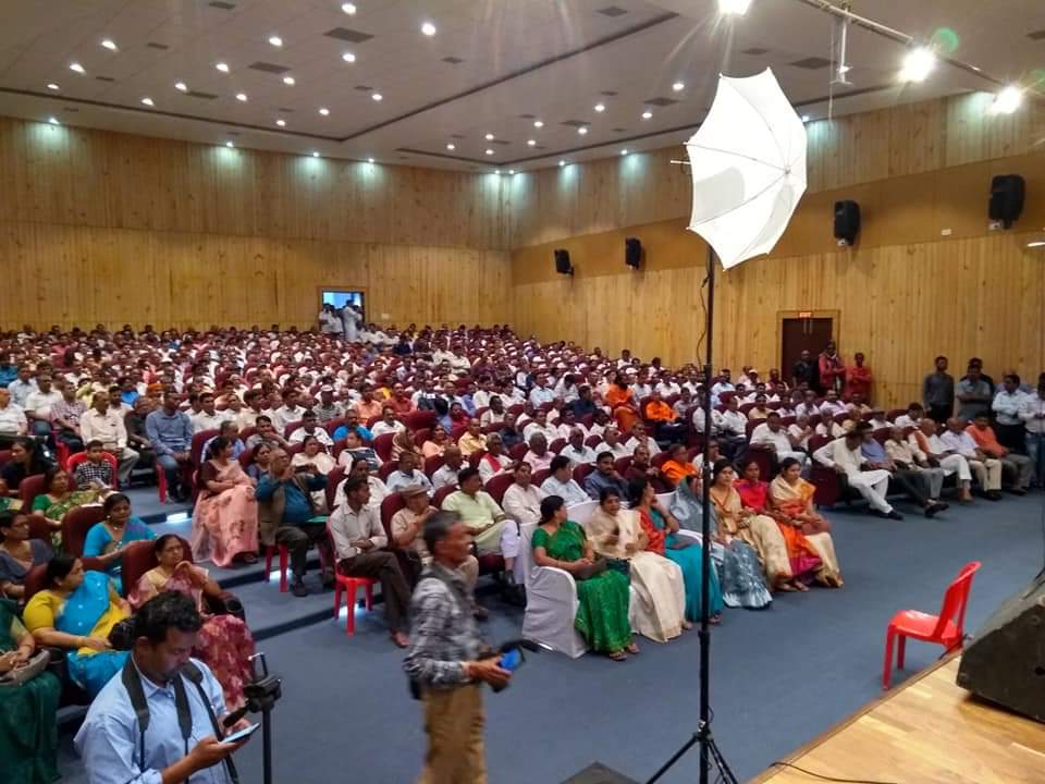कुर्मी समाज द्वारा भिलाई में आयोजित समाज गौरव सम्मान समारोह में समाज गौरवों के साथ शामिल हुए दुर्ग लोकसभा के लोकप्रिय सांसद भईया <a href="/VijayBaghelCG/">Vijay Baghel</a> जी। इस अवसर पर कुर्मी समाज द्वारा राजनीति के क्षेत्र में अपनी अलग पहचान बनाने वाले समाज गौरवों को सम्मानित किया गया.