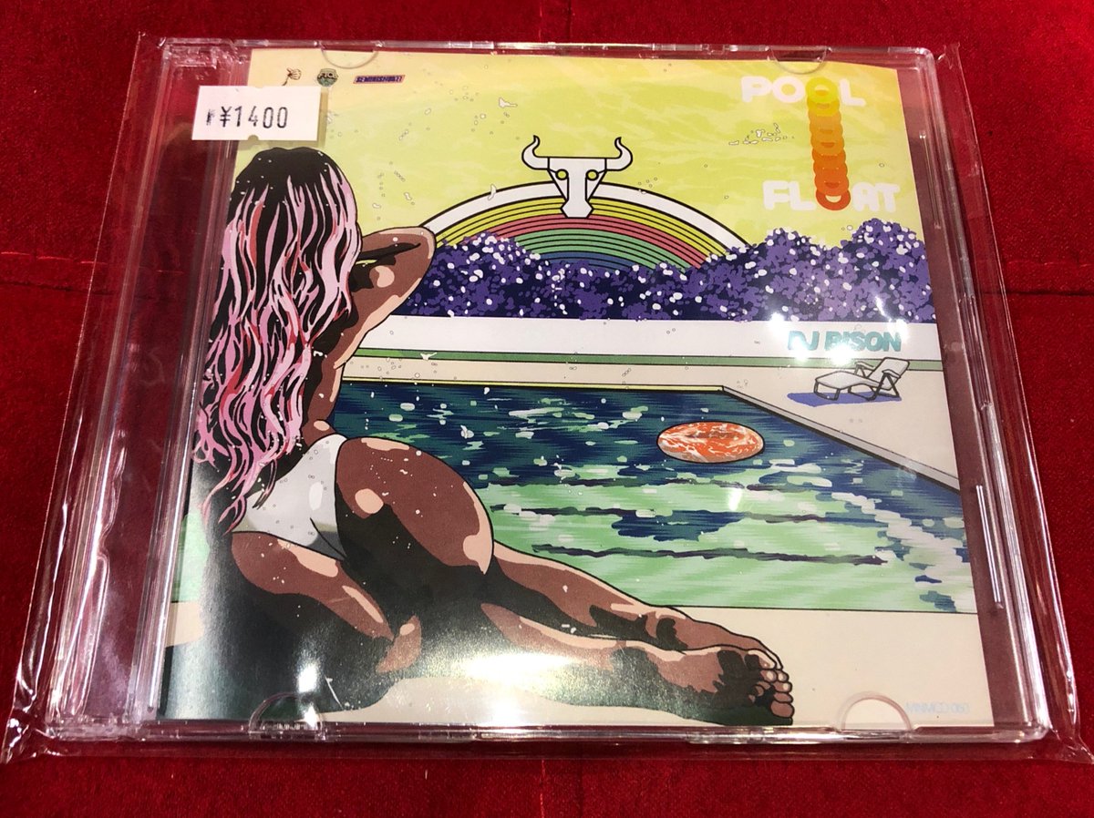 【入荷情報】
DJ BISON
'pool float' -MIX CD-

midnightmealrecordsよりDJ BISONの最新ミックス'pool float'が入荷！！

一聴するとHIPHOPとR&Bで構成されているミックスだが、いまや、それらのジャンルは蜃気楼のように境界線がなく、虹のようなグラデーションで融合している。