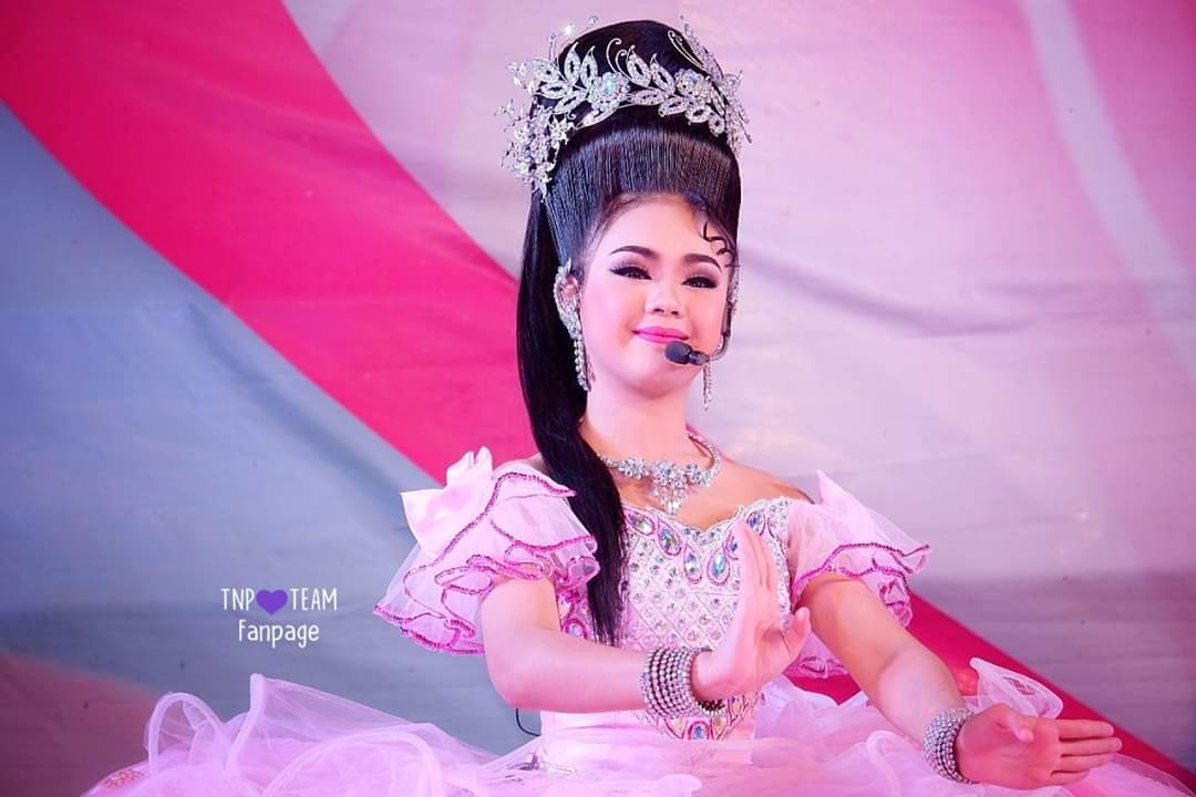 teamnongpoy's tweet photo. สวยหวาน 😊😘❤

เรื่อง #ขุนช้างขุนแผน
ตอน #ศึกพลายยงค์
วัดหอมศีล ต.หอมศีล อ.บางปะกง จ.ฉะเชิงเทรา 
#นางเอกตาสระอิ
#น้องปอยลูกท่าเรือ 
#ทีมน้องปอย
#ทีมปอยตลอดไป
#TNP
#TNPTEAM 
#ศรรามน้ำเพชร
19/08/2562 https://t.co/RJJYDtZTYw