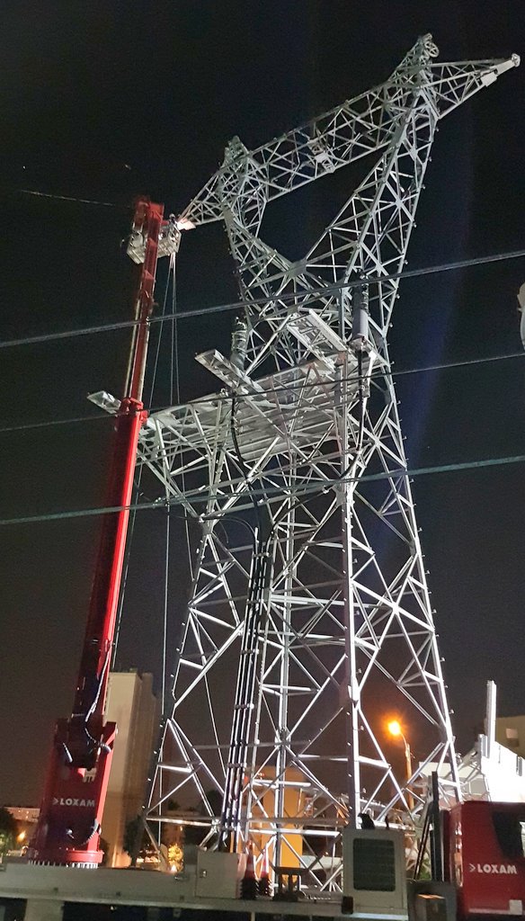 Impressionnant chantier RTE près du poste R d'Orly:l'objectif étant le déroulage de câbles haute tension entre 2 nouveaux pylônes,tout cela au-dessus des voies (ligne 570000-985000-990000).4 EE,agents du secteur Juvisy/Massy ainsi que l'UP à l'œuvre pour la réussite du chantier!