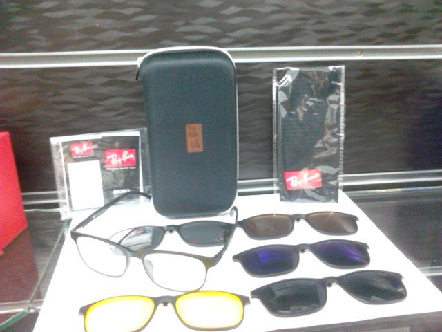 النظارة الريبان بغيارات مغناطيس 
نظارة ريبان مغناطيس - ايطالى الصنع - جديدة - ب 5 غيارات شمس مع عدسة طبية لها - و الوان العدسات والاسود البولاريز 
 والازرق والبنى و الاصفر للرؤية الليلية و المارون - بالعلبة و المنديل و الكتالوج - 
الثمن 500 جنيه 
01225753218
01068332767