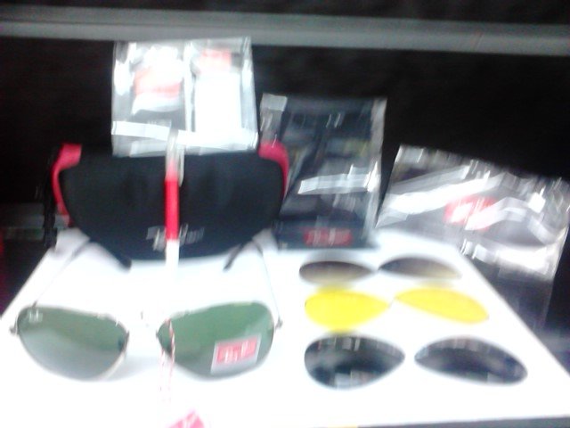 RayBan Sunglasses باربع عدسات للتبادل 
نظارة ريبان ب 4 عدسات للتبادل الوان 
1 - الزيتى و2 - المارون و 3 - البنى و الاصفر للرؤية الليلية 
جديدة بالجراب و الكتالوج و المنديل و المفك 
ايطالى الصنع البيع بسعر اقل من الجملة و على السعر القديم 
الثمن 500 جنيه 
للتواصل 01225753218