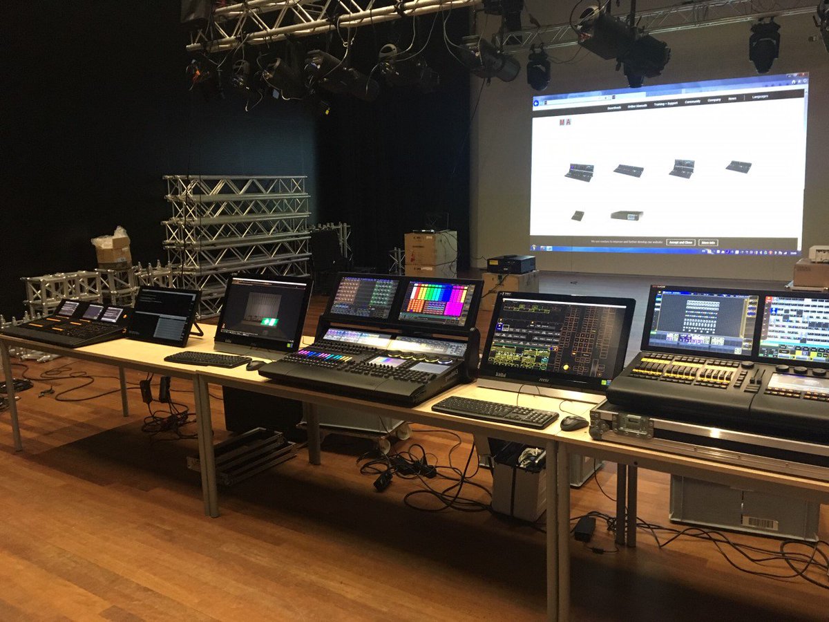 SintLucas's tweet photo. Wat is het verschil tussen LED en halogeen verlichting in het theater? Gisteren kregen onze derdejaars studenten Podium- even evenemententechniek een workshop van @RolightNL, groothandel in professionele theaterverlichting. https://t.co/C0Kbqq2Eb6
