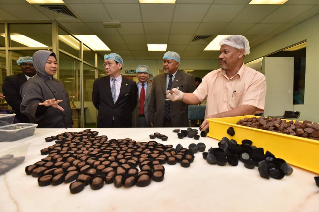 Kementerian Perusahaan Perladangan Dan Komoditi A Twitteren Ksu Mpi Dato Dr Tan Yew Chong Berkesempatan Melihat Secara Lebih Dekat Proses Pembuatan Coklat Daripada Koko Di Lembaga Koko Malaysia Lkm Di Nilai Negeri