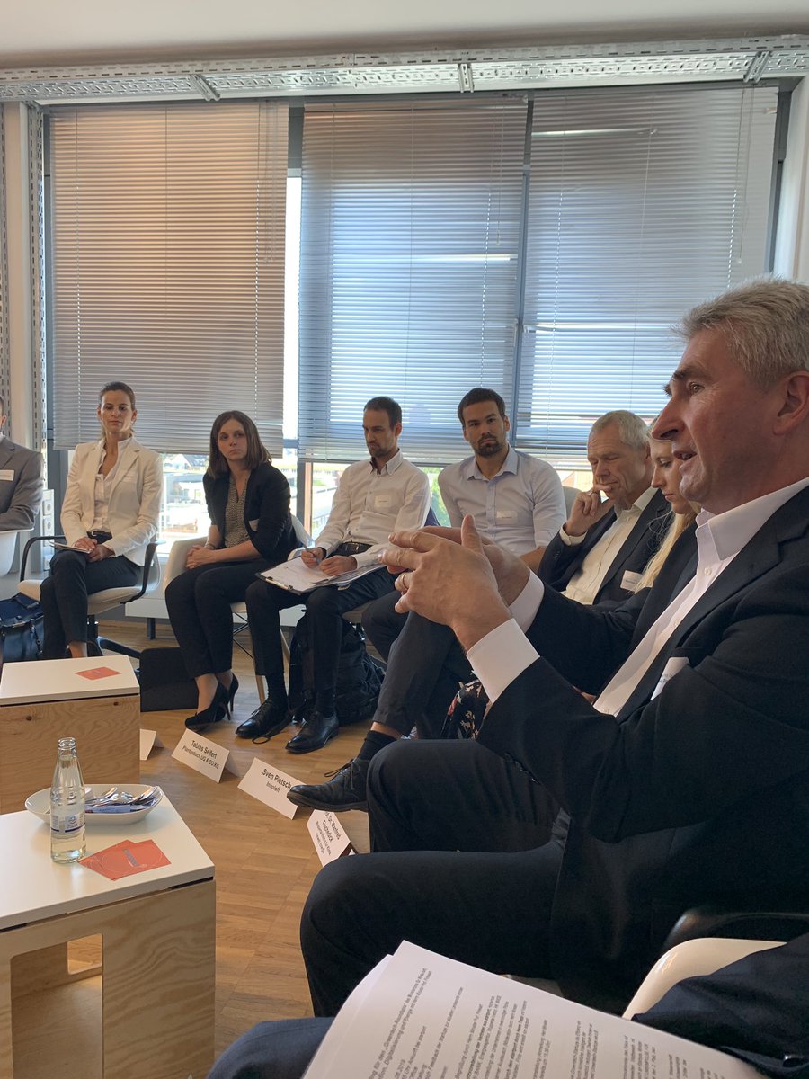 startport_ruhr's tweet photo. Heute hosten wir den #GreenTechRoundtable von @WirtschaftNRW! 👨💻🌿
Herr Minister @a_pinkwart tauscht sich mit Startups aus dem GreenTech-Bereich aus, denn: „Durch Innovationen kann man die Lebensbedingungen aller verbessern.“ Wir halten euch auf dem Laufenden! https://t.co/9ciGJvFiz9