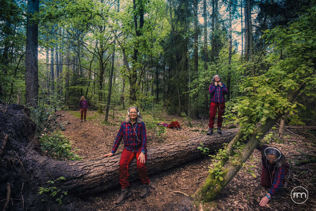 IVNNederland's tweet photo. 🎧🌳 Als je iemand met een koptelefoon door het bos ziet #wandelen, is het misschien wel Marion. Zij maakte een #audiotour in haar lievelingsbos, waarbij al je zintuigen worden geprikkeld. Download de gratis IVN #Routes app en luister zelf!
https://t.co/hilfNLRDJi #wandelapp https://t.co/2Li78Du9Kr