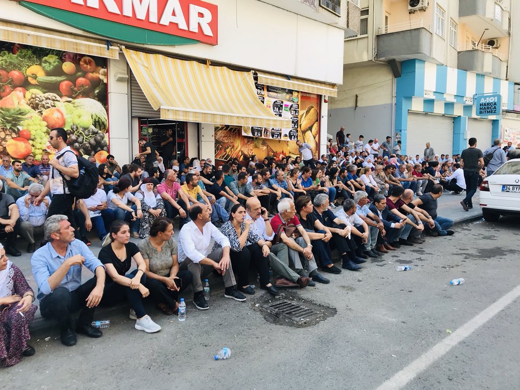DagDersim21's tweet photo. Şuan Amed Lise caddesinde halkımız ile beraber saat 13:00’te yapacağımız basın açıklaması için beklemekteyiz. Bu talancı, gaspçı zihniyete karşı durmak için tüm halkımızı yapacağımız basın açıklamasına katılmaya davet ediyoruz. Gelin bu hukuksuzluğa karşı hep beraber saf tutalım. https://t.co/rHgjFb2emR