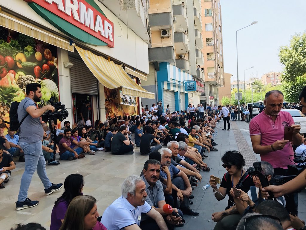 DagDersim21's tweet photo. Şuan Amed Lise caddesinde halkımız ile beraber saat 13:00’te yapacağımız basın açıklaması için beklemekteyiz. Bu talancı, gaspçı zihniyete karşı durmak için tüm halkımızı yapacağımız basın açıklamasına katılmaya davet ediyoruz. Gelin bu hukuksuzluğa karşı hep beraber saf tutalım. https://t.co/rHgjFb2emR
