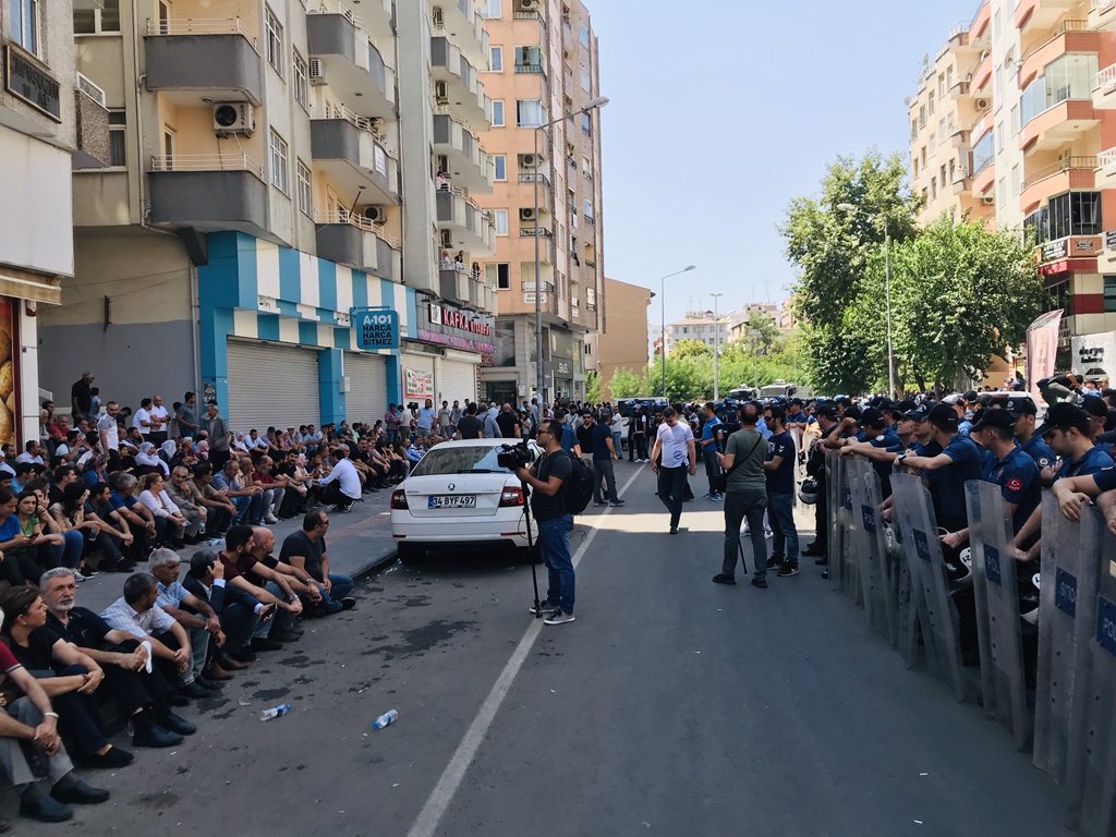 DagDersim21's tweet photo. Şuan Amed Lise caddesinde halkımız ile beraber saat 13:00’te yapacağımız basın açıklaması için beklemekteyiz. Bu talancı, gaspçı zihniyete karşı durmak için tüm halkımızı yapacağımız basın açıklamasına katılmaya davet ediyoruz. Gelin bu hukuksuzluğa karşı hep beraber saf tutalım. https://t.co/rHgjFb2emR