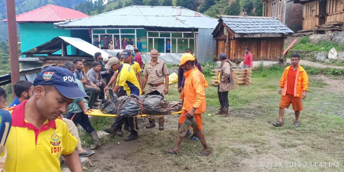 tsrawatbjp's tweet photo. आपदा से त्रस्त उत्तरकाशी में SDRF ने राहत एवं बचाव कार्यों में जबरदस्त साहस व तेजी दिखाई। फ़ोर्स के प्रयास से प्रभावित क्षेत्रों में धीरे धीरे जिंदगी पटरी पर लौट रही है। मैं SDRF व राहत-बचाव कार्यों में लगी तमाम एजेंसियों का हार्दिक आभार व्यक्त करता हूं। https://t.co/blh869sVdJ
