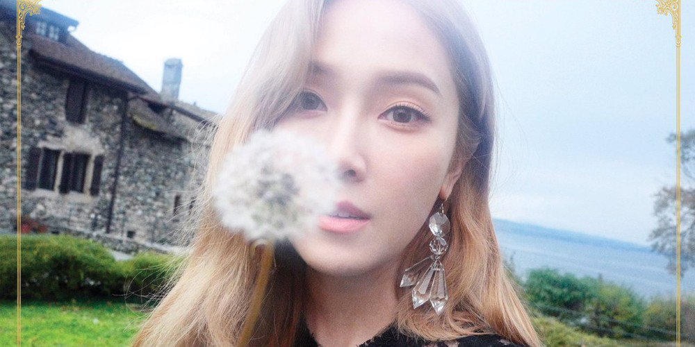 KpopGirlzBands1's tweet photo. #Jessica se enfrenta a una demanda de casi 2 millones de dolares de honorarios contractuales con agencias chinas debido a que su empresa #Coridel firmó contrato con dos empresas chinas donde dicen que NO cumplieron con el contrato que firmaron. https://t.co/7VZdU9FzXT