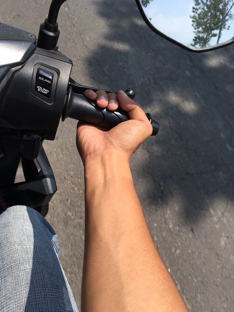 ainunrozi's tweet photo. aku dan gaya nyetir "takut item" ku https://t.co/z7Df2WFN7Z