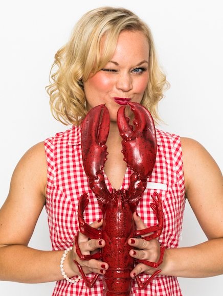 LoquiturTheatre's tweet photo. Hello #EdFringe, it's 18C and the weather is supposed to be partly cloudy. 

Not exactly beach weather, is it?

Come see ⭐️⭐️⭐️⭐️⭐️#LobsterPlay for that 🏖️ marine feel 🦞 and journey with Polly into a world of dates gone wrong,👻ing and 🍆 pics

🎟️https://t.co/T8BuJt2FEO https://t.co/dRDfzjMcVv