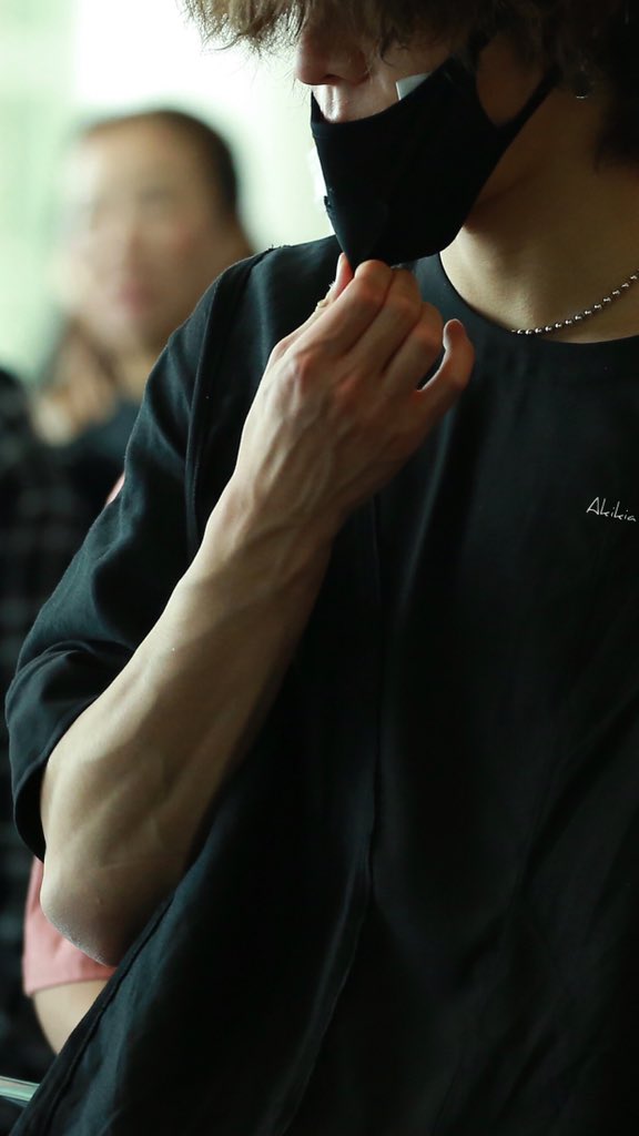 请看原图 哥哥的手臂青筋🤐🔥 #YUTA