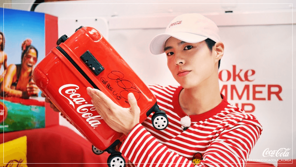 CocaCola_Korea's tweet photo. ★경☆ 2,000RT 돌파 ★축☆
최초공개!
#코크썸머트립 #박보검 비하인드 컷 공개합니다~
@BOGUMMY https://t.co/KrU4fUszvd