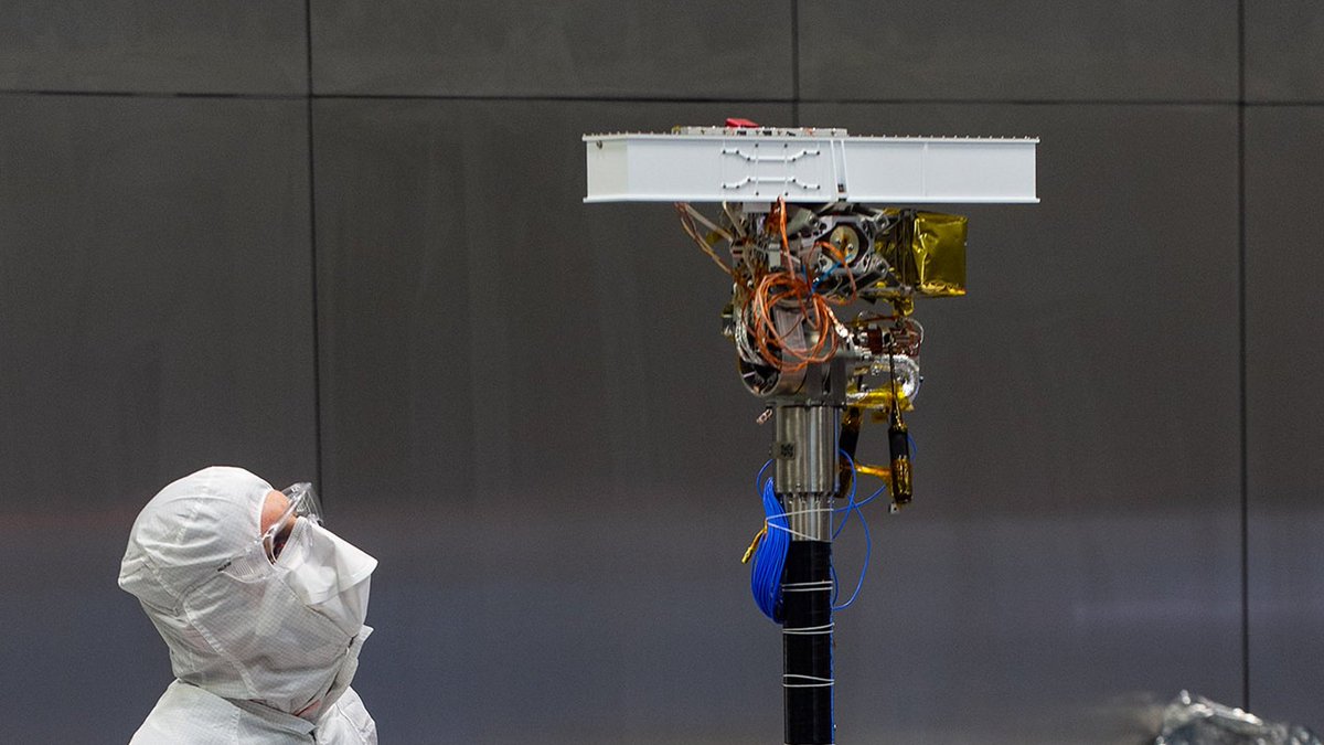 Airbus built #ExoMars rover gets its eyes!👀
One of the key instruments on the <a href="/esa/">European Space Agency</a>'s ExoMars rover, the Panoramic Camera (PanCam) has been fitted and integrated in the Airbus cleanroom in Stevenage.🇬🇧
Read more here: 
airbus.com/newsroom/press…