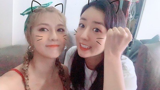 ist_ent's tweet photo. [#에이핑크 뉴스] "우리 막냉이 잘해♥"‥에이핑크 윤보미, 오하영 솔로데뷔 응원

#Apink #에이핑크 #오하영 #하영 #OH!
@Apink_2011

https://t.co/7uj8uGjFet https://t.co/Uyv2ESXQXa